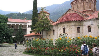 Махат куршумите от портата в Бачковския манастир
