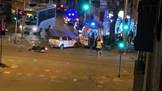 Мотористка се заби в кола в Пловдив