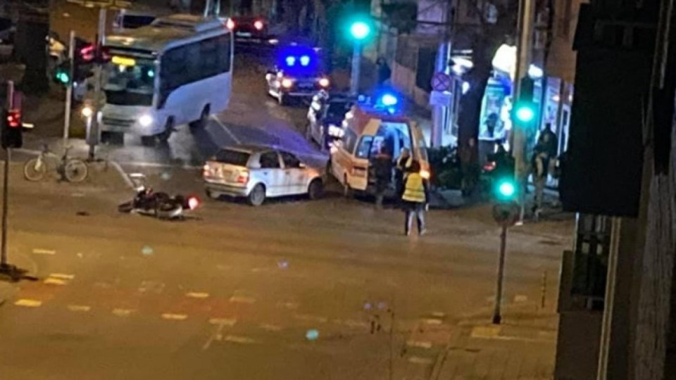 Мотористка се заби в кола в Пловдив | StandartNews.com
