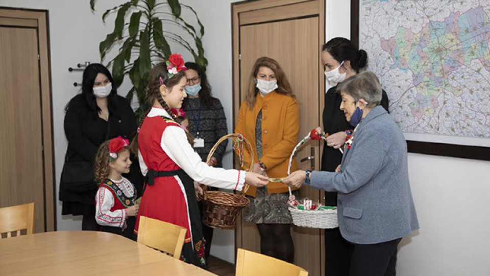 Ученици поздравиха Община Стара Загора за 1 март- Баба Марта | StandartNews.com