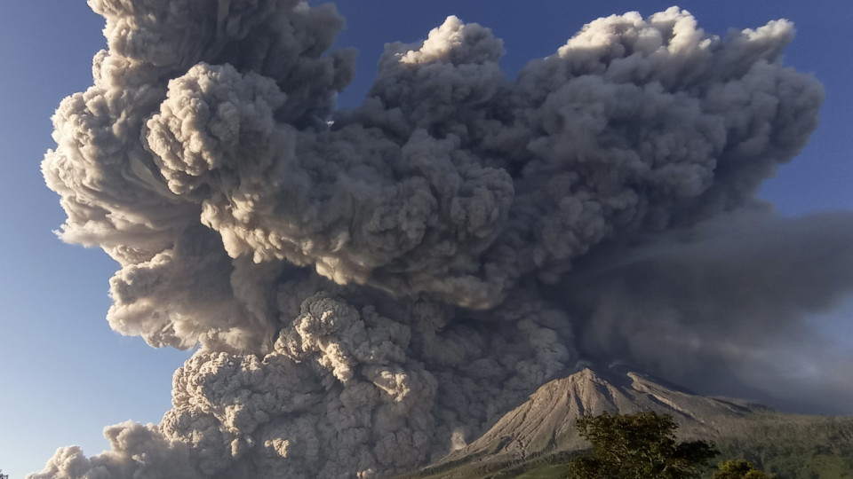Изригна вулканът Синабунг в Индонезия | StandartNews.com