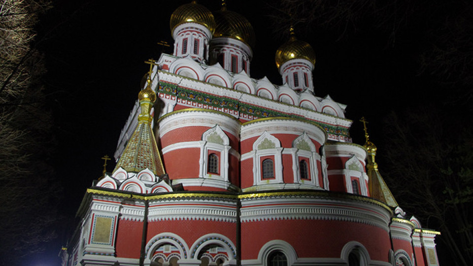 С камбанен звън грейна новото осветление на Шипченския манастир | StandartNews.com