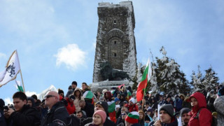 Въпреки ограниченията!Младите със знамена на Шипка