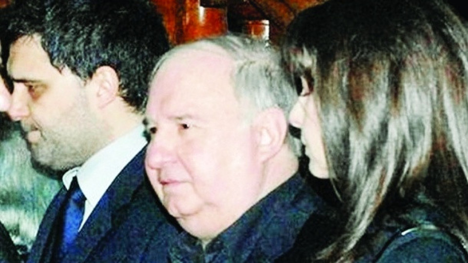 Владко Живков на село, жена му го гледа | StandartNews.com