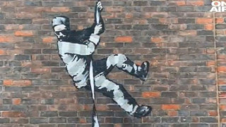 Банкси с видео за графитите на затворническата стена