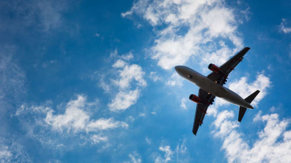 Пътници в самолет вързаха жена за седалката | StandartNews.com