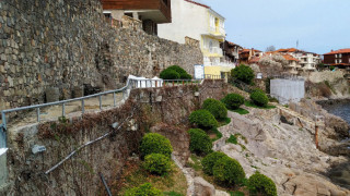 Шок! Събарят част от крепостната стена в Созопол