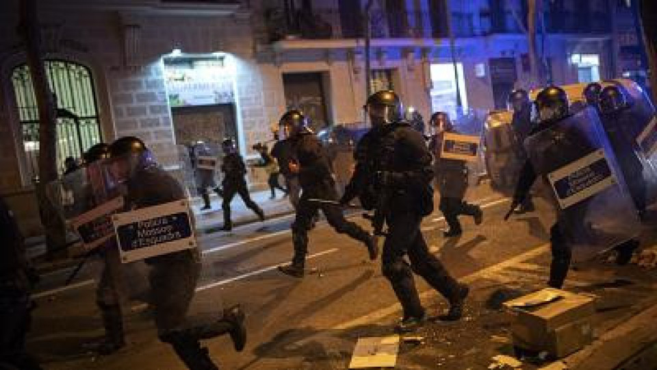 Граждани излязоха срещу полицията в Атина | StandartNews.com