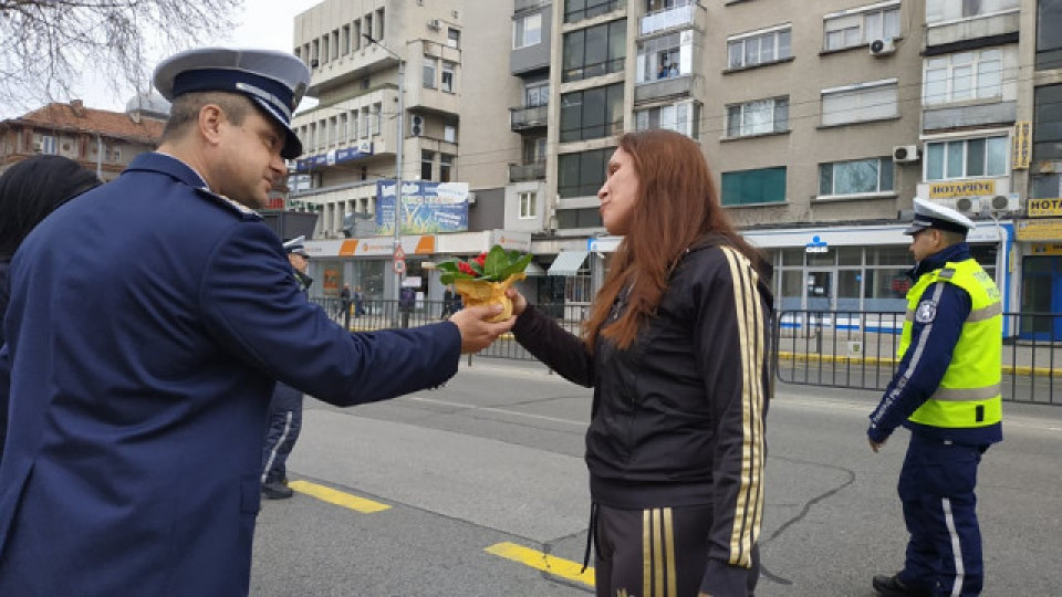 Полицаи подаряват цветя на жените в колите | StandartNews.com