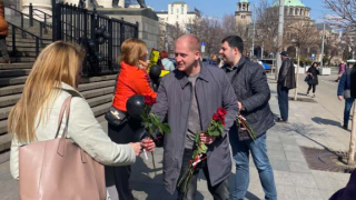 Младите социалисти подариха 112 рози на жени