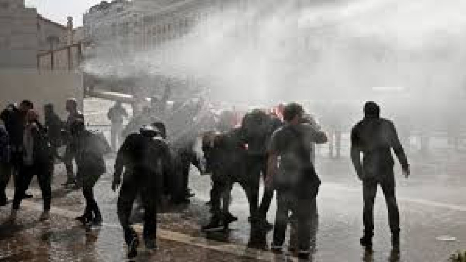 Протестиращи пребиха полицай в Атина | StandartNews.com