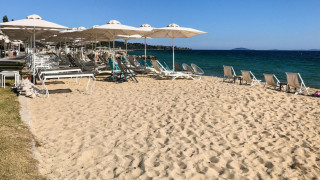 Чадъри и шезлонги по гръцките плажове