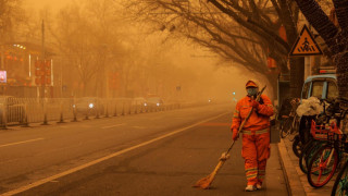 Пекин потъна в кафяв прах