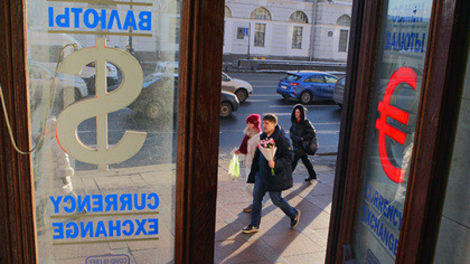 Съветват руснаците да купуват долари | StandartNews.com