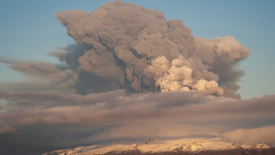 Вулкан изригна в Исландия | StandartNews.com