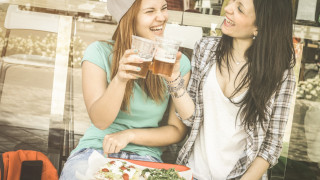 Жените по-щастливи с 2 халби бира седмично