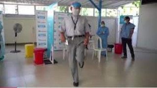 85-годишен хукна да танцува ваксиниран