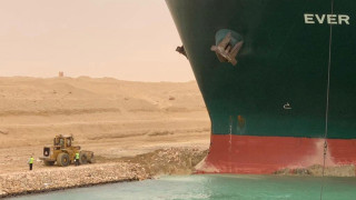 Товарен кораб се заклещи в Суецкия канал