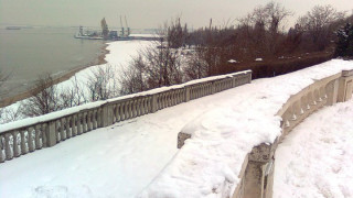 Маски навън и вечерен час в Бургас