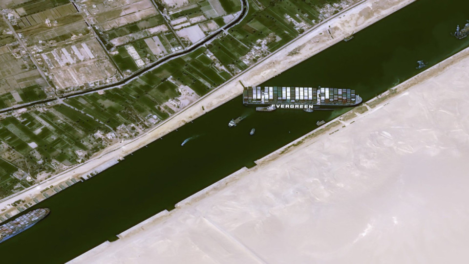 Паника. Танкерът побърка Суецкия канал | StandartNews.com