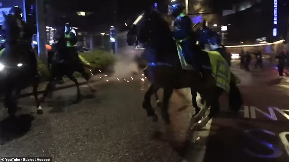 Бой в Бристол: С кучета и коне срещу протеста | StandartNews.com
