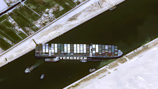 Кран пътува към заседналия кораб в Суецкия канал