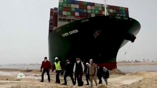 Опразват заседналия кораб в Суецкия канал