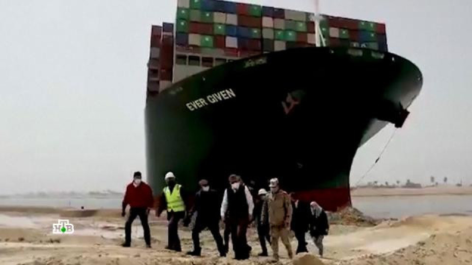 Опразват заседналия кораб в Суецкия канал | StandartNews.com