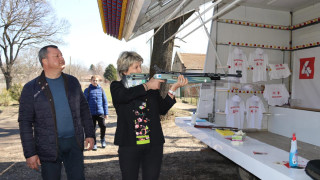 Весела Лечева стреля с олимпийската си пушка в Павликени