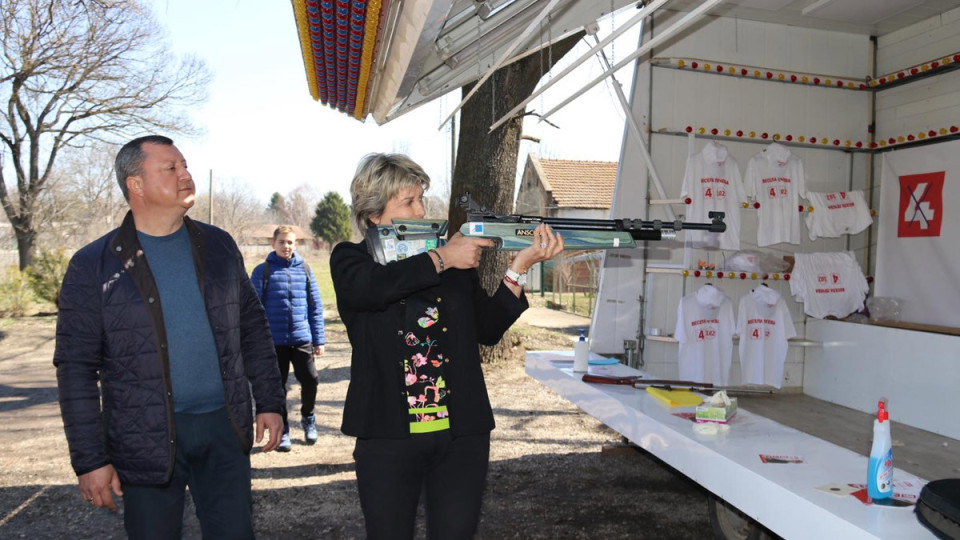 Весела Лечева стреля с олимпийската си пушка в Павликени | StandartNews.com