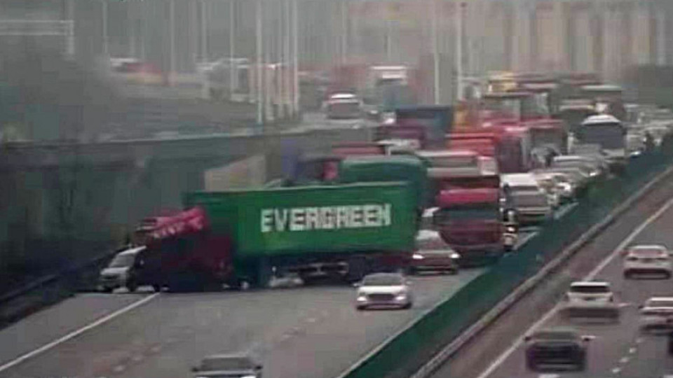 Случайно? И камион на Evergreen спря движението | StandartNews.com