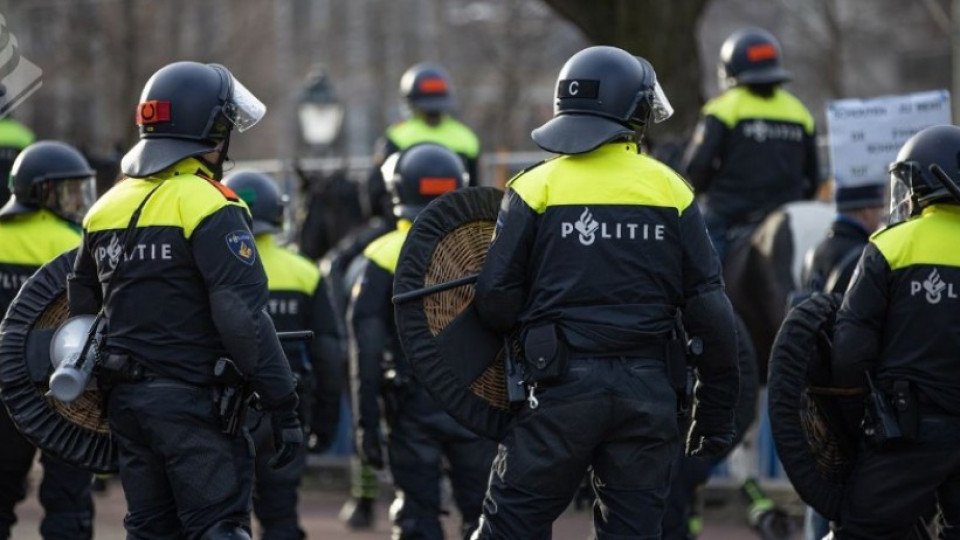 Водни оръдия гонят протестиращи в Амстердам | StandartNews.com