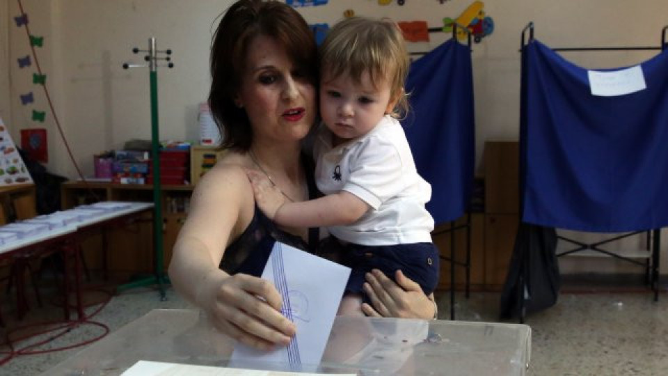 Гърция увеличава помощите, стимулира ражданията | StandartNews.com