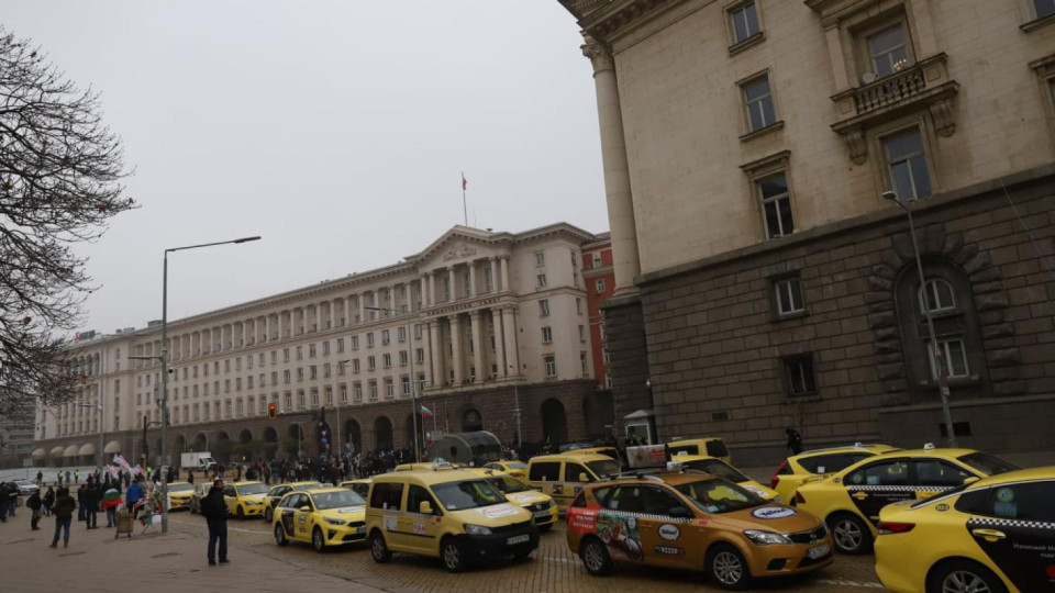 Такси скачат, такситата - златни | StandartNews.com