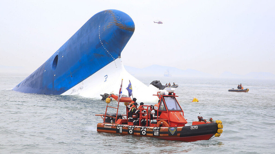 17 изчезнали след корабокрушение в Индонезия | StandartNews.com