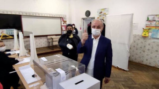 Ахмед Доган гласува със знака на победата /ВИДЕО/
