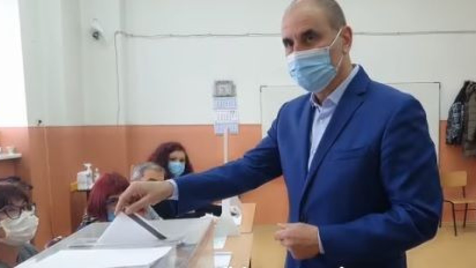 Цветанов пробва да гласува машинно, но не стана | StandartNews.com