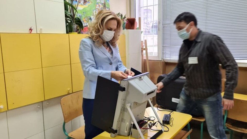 Марияна Николова гласува машинно | StandartNews.com