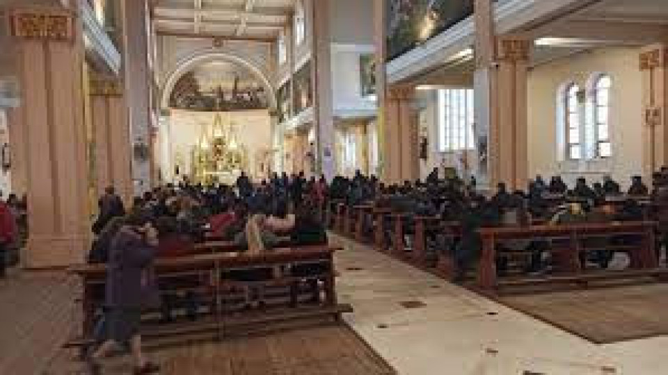 Катедралата в Раковски отесня за литургията | StandartNews.com