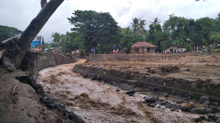 Наводнения взеха много жертви в Индонезия