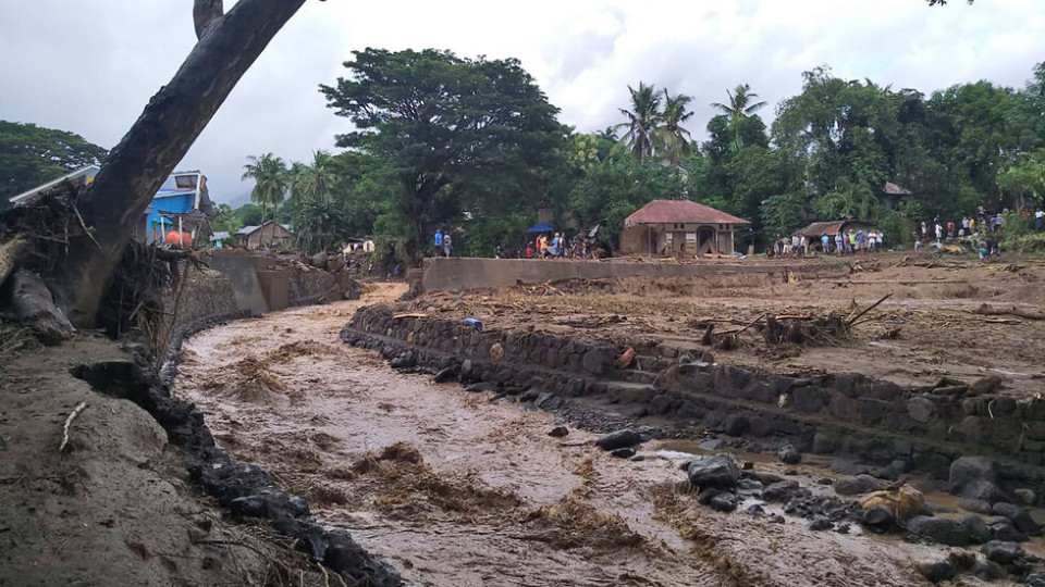 Наводнения взеха много жертви в Индонезия | StandartNews.com