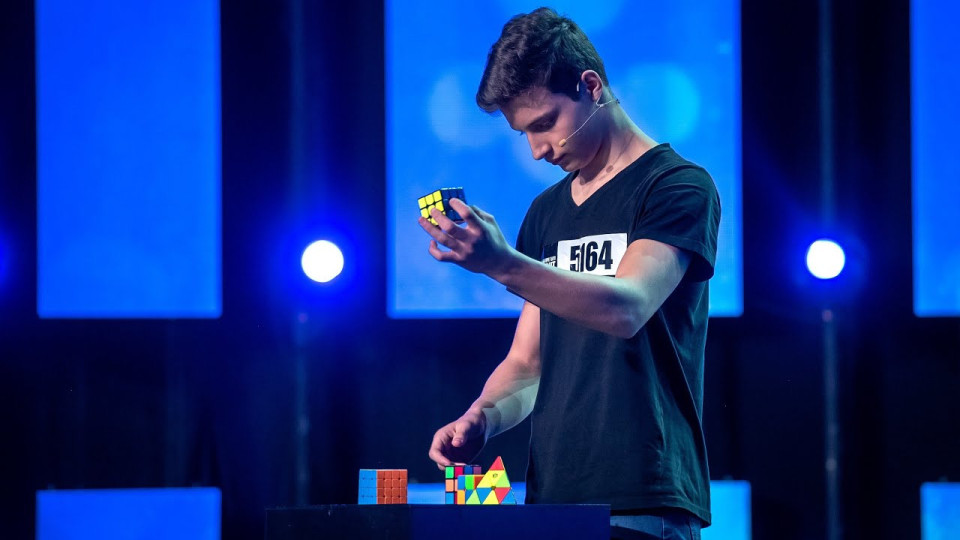 Наш гений нареди кубчето на Рубик за 20 секунди | StandartNews.com