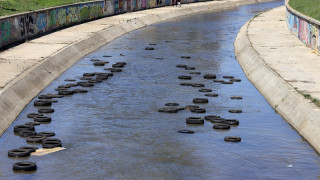 Безобразие! Десетки гуми плуват в Слатинска река