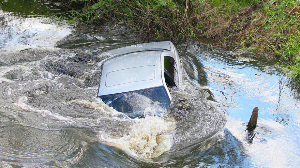 Зрелище! Кола скочи в река Лева | StandartNews.com
