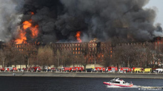 Тежко ранени при пожар в Санкт Петербург