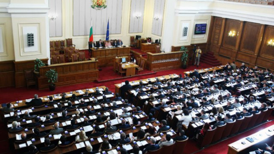 Как сядат депутатите в пленарната зала | StandartNews.com