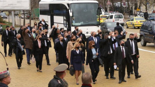 Слави качи хората си в Белия автобус