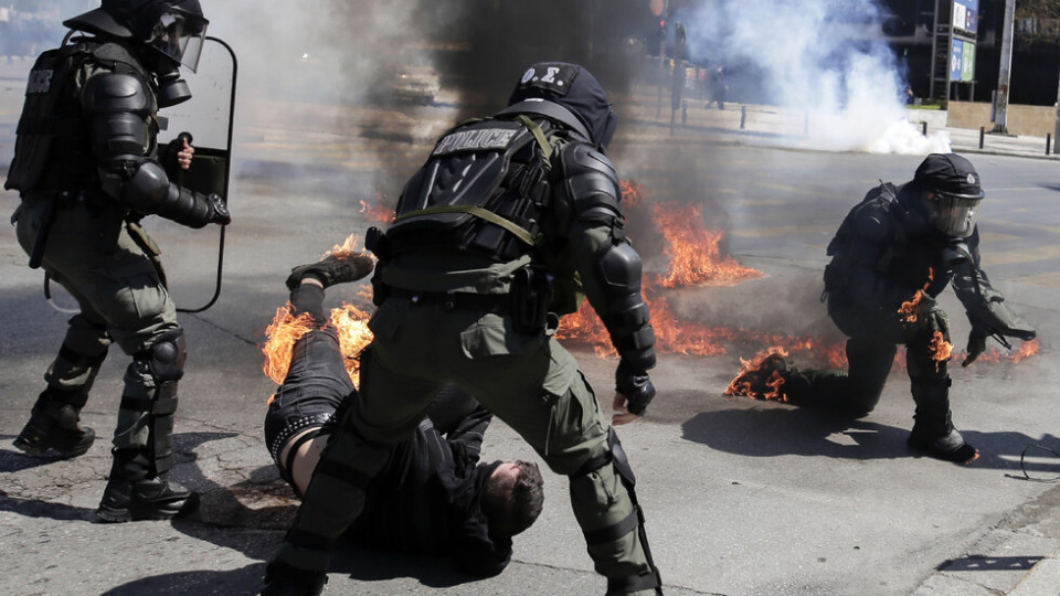 Екшън между демонстранти и полиция в Солун | StandartNews.com