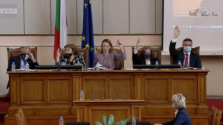 Гласуваха оставката на Борисов. Овации в залата