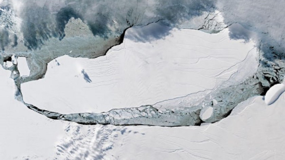 Най-големият айсберг се разпадна | StandartNews.com